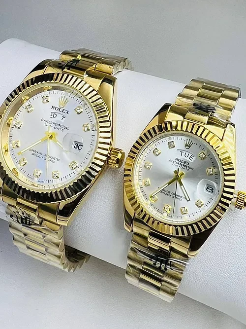Montre Rolex jaune-doré fond blanc